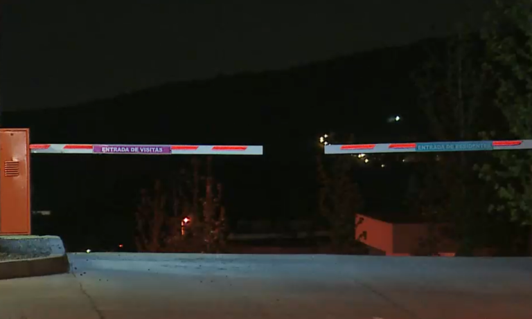 Sujetos hicieron forado para robar dentro de una casa en Lo Barnechea