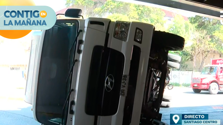 Accidente de tránsito: Camión se volcó en medio de paso bajo nivel en Santiago Centro