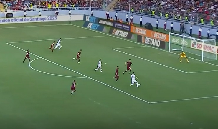 ¡Increíble! Felipe Loyola sacó un tremendo remate y el travesaño evitó el primero de La Roja