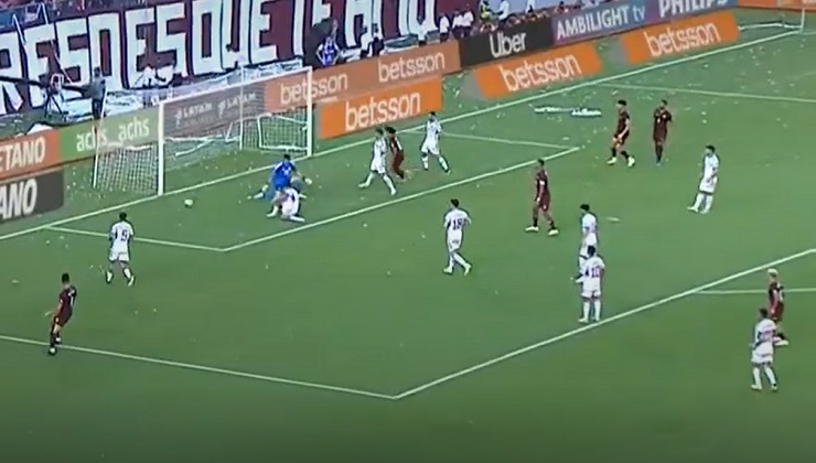 Nos salvamos: Gary Medel estuvo a nada de hacer un autogol, pero el balón se fue por centímetros