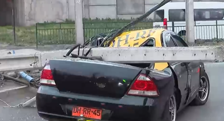 Asalto a camión terminó con poste sobre un taxi en Lampa: Pasajero se salvó de milagro