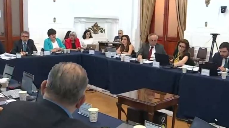 Comisión Mixta tuvo tenso primer debate sobre observaciones a la propuesta constitucional