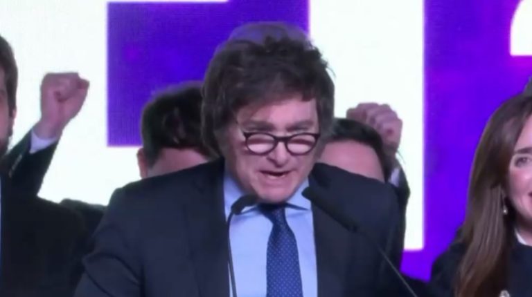 ¿Quién es Javier Milei? Este es el polémico candidato que lidera las elecciones presidenciales en Argentina