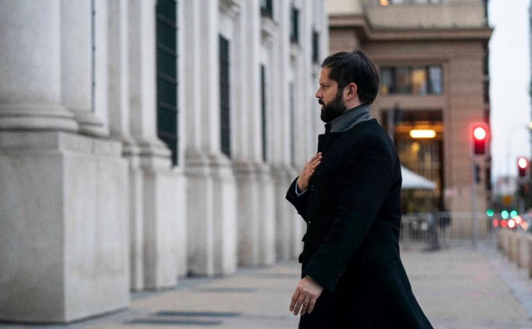 Pdte. Boric vuelve a La Moneda tras 47 horas de vuelo desde China: Fue recibido con honores