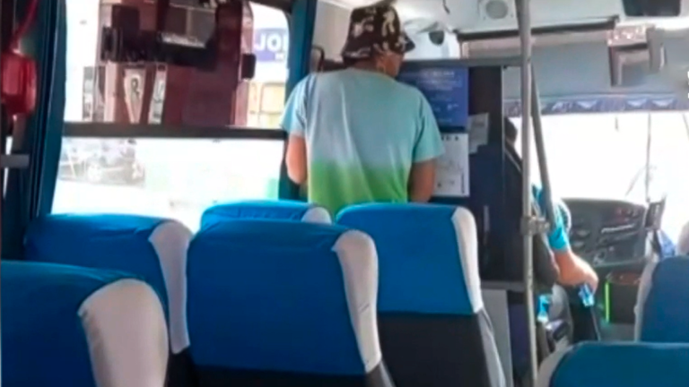 Insólito: Registran a hombre orinando al interior de un bus en Iquique