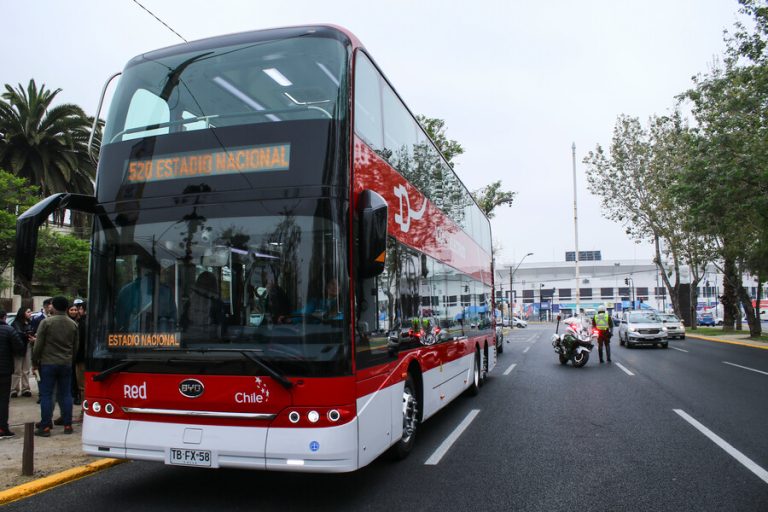 Debutan buses de dos pisos por Santiago 2023: Así es el recorrido que termina en el Estadio Nacional