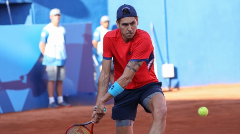 Tabilo tuvo un sólido debut y se sumó a Lama y Barrios en octavos de final de Santiago 2023