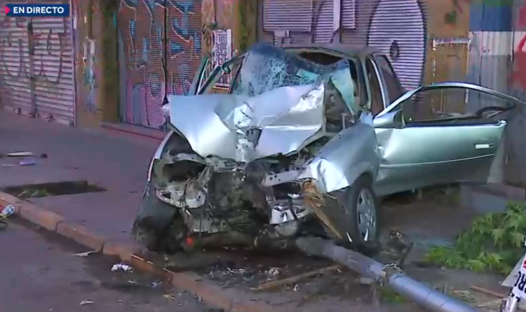 Completamente destruido: Auto chocó contra alumbrado público y kiosko en calle San Diego