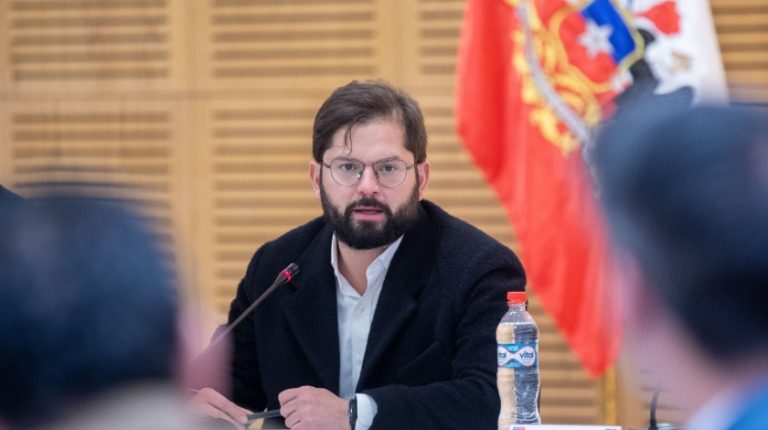 Pdte. Gabriel Boric designó nuevos embajadores de Chile en el extranjero: ¿Quiénes son y cuál es su trayectoria?