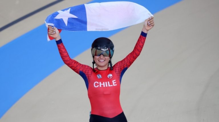 ¡Tremenda! Catalina Soto obtiene medalla de bronce en Omnium de ciclismo de pista en Santiago 2023.