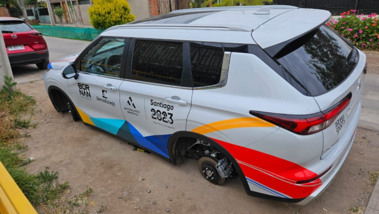 Insólito: Roban ruedas de auto oficial de los Juegos Panamericanos 2023