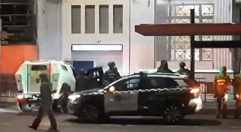 Roban sucursal bancaria en la Alameda usando oxicorte: Sujetos ingresaron por tienda abandonada