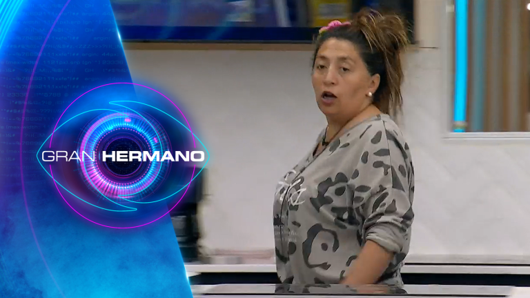 ¡Modo furia! Pincoya arremetió contra sus compañeros por limpieza del baño