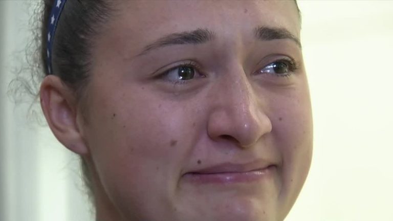 Medallista de Oro en Santiago 2023 rompió en llanto al escuchar el himno de su país