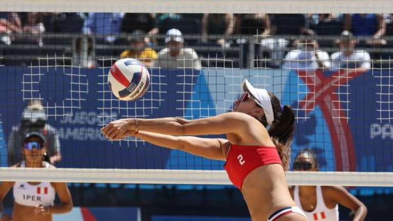 ¡Al estilo Jurassic Park! Asistente llegó disfrazada a apoyar al Team Chile en Santiago 2023