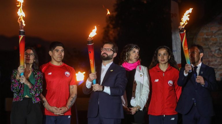 Presidente Boric encendió antorcha de Santiago 2023 que recorrerá todo el país