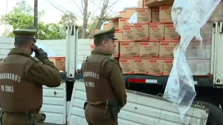 Robaron camión con más de 2 mil cajas de aceite: Conductor fue retenido en Til Til y abandonado en Maipú