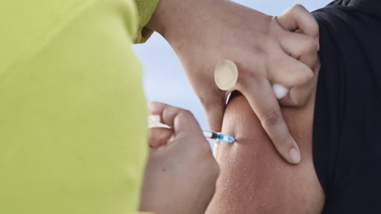 Denuncian negligencia en colegio de Punta Arenas: Estudiantes recibieron vacunas equivocadas