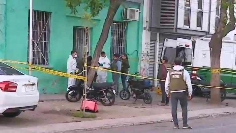 Tres fallecidos dejó balacera al interior de local de comida en Santiago Centro