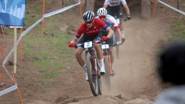 ¡Primera medalla de Chile en Santiago 2023! Martín Vidaurre consiguió la plata en el Mountain Bike