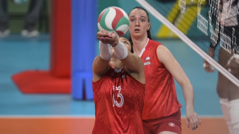 ¡A seguir luchando! Chile cayó ante R. Dominicana en Vóleibol Femenino en Santiago 2023