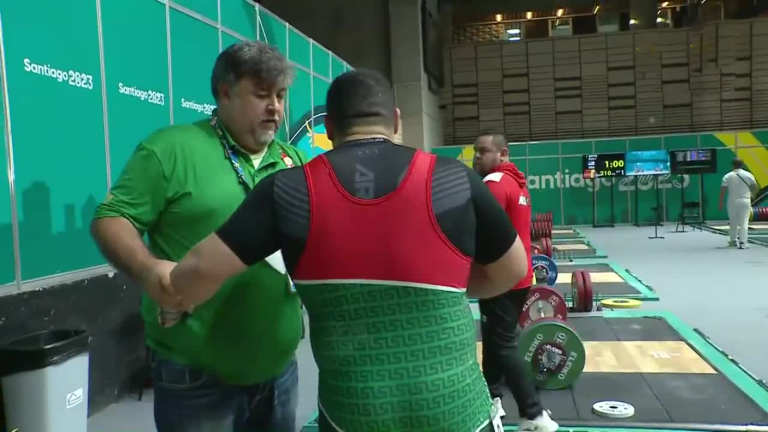 Casi se desmayó: La dramática participación de pesista mexicano en Santiago 2023