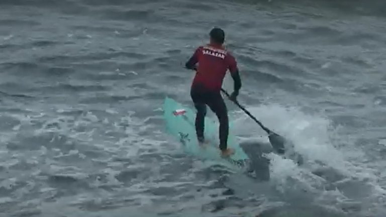¡Monster surf! Gabriel Salazar gana estrechamente y sigue avanzando en los Panamericanos 2023