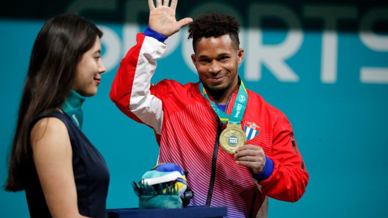 Tres medallas y una tele: Así regresó el pesista Arley Calderón a Cuba tras los Panamericanos 2023