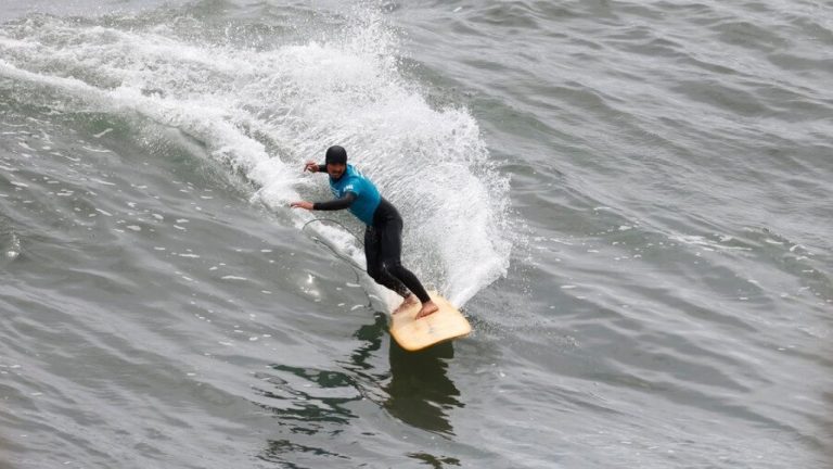 Rafael Cortez da el golpe en el surf y asegura medalla para Chile tras meterse en semifinales