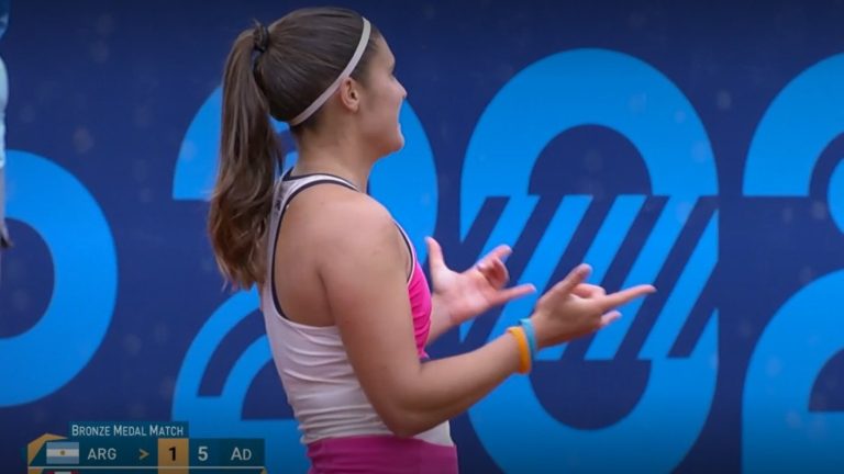 ¡Araña que pica! Tenista argentina festejó al estilo Spider-man tras obtener bronce en el tenis