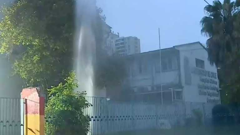 ¡Impactante imagen! Se registra rotura de matriz frente al Hospital Psiquiátrico de la Universidad de Chile