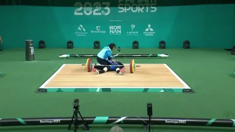 ¡No pudo con el peso! Pesista sufrió accidente en medio de la competencia en Santiago 2023