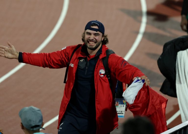 ¡Emoción pura! Así se entonó el himno nacional en la premiación del oro de Lucas Nervi