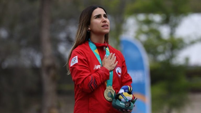 El momento en que Francisca Crovetto recibe la medalla y se entona el himno de Chile en Santiago 2023
