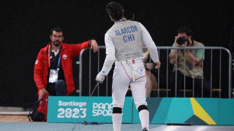 Santiago 2023: Leopoldo Alarcón no pudo contra su par argentino y quedó fuera de las semifinales de esgrima