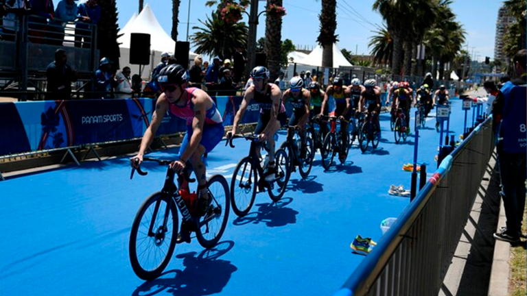 ¡Por todos los rincones! Vecinos alentaron a chileno durante triatlón en Panamericanos 2023