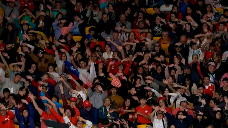 ¡Full coordinación! Público del vóleibol participó de entretenido juego de manos