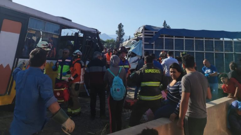 Dos muertos y heridos en riesgo vital dejó grave accidente en Pudahuel: Bus llevaba a trabajadores indocumentados
