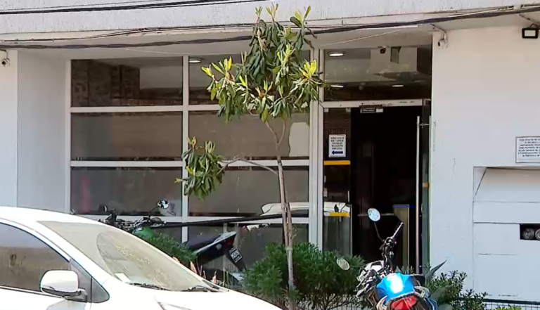 Encuentran cuerpo de hombre baleado en edificio de Santiago: Investigan causa del presunto asesinato