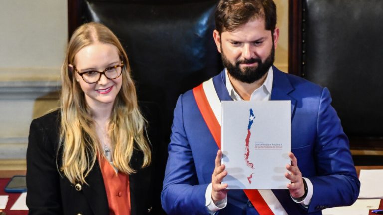 Declaraciones cruzadas entre Beatriz Hevia y pdte Boric. marcaron entrega de propuesta constitucional