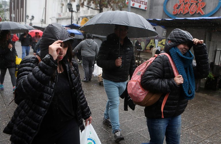 Anuncian fuerte lluvia en Santiago: Revisa cuánta agua podría caer en la RM y a qué hora