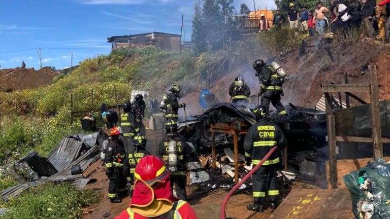 Tragedia en Valparaíso: Dos niños fallecidos deja incendio estructural en vivienda ubicada en campamento