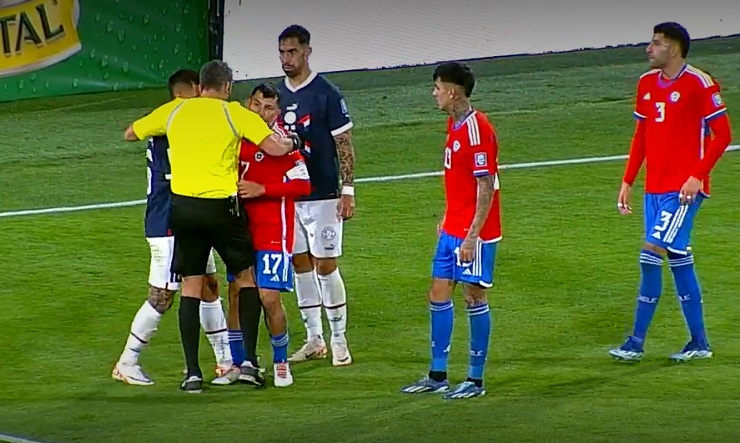 Gary Medel fue amonestado por empujarse con rival y se pierde el partido ante Ecuador