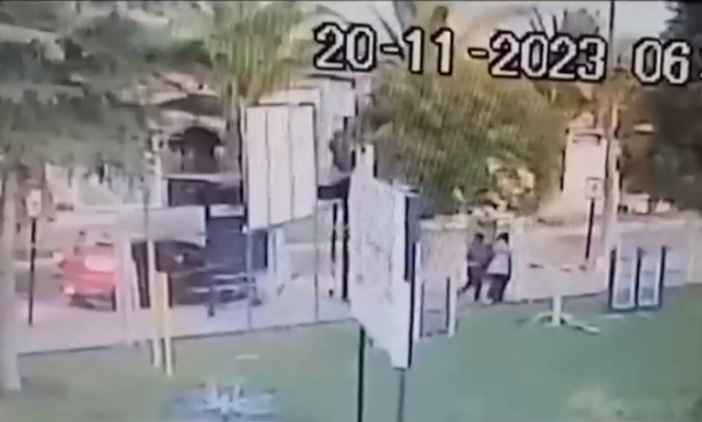 Alerta por asaltos fuera de consultorio: Video captó violento robo a mujer en Maipú