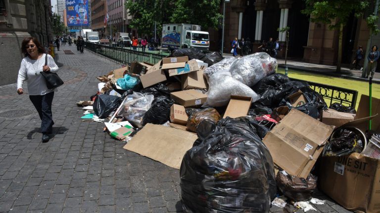 Cursan sumario sanitario al municipio de Santiago por las 3 mil toneladas de basura acumuladas en la vía pública