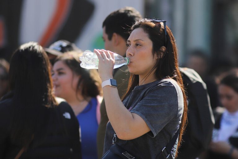 ¿Se viene ola de calor? Revisa hasta cuándo se pronostica el calorazo en Santiago