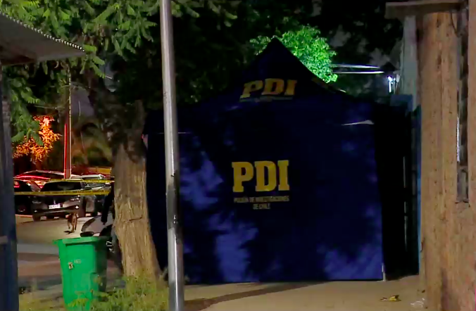 Hombre murió acribillado mientras veía su celular en la calle: Recibió 14 disparos en Estación Central