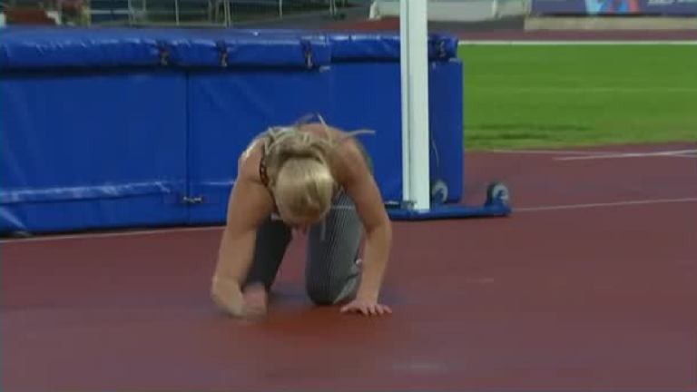 ¡Se fue en silla de ruedas! Atleta canadiense se lesionó gravemente en heptatlón femenino