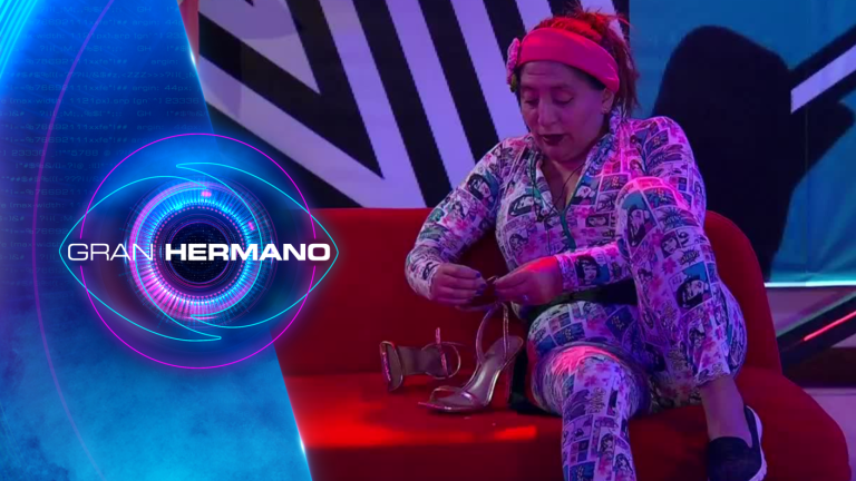 “Ca…´ el outfit”: Pincoya reemplazó sus elegantes zapatos por sus clásicas zapatillas en la fiesta de Gran Hermano