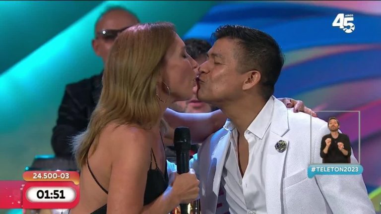 ¡Muy coquetos! Karen Doggenweiler sorprendió con osado beso a Américo en la Teletón 2023